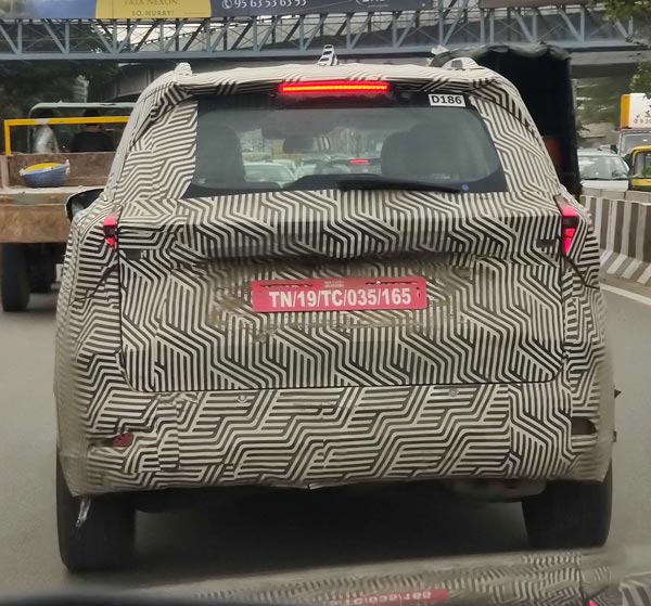 Mahindra XUV700 के नये वैरिएंट को किया जा रहा लगातार टेस्ट, फिर से आई नजर