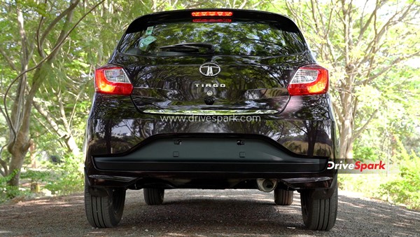 Tata Tiago CNG Review: अब सीएनजी और पेट्रोल एक ही कार में, जानें कैसी है परफॉर्मेंस