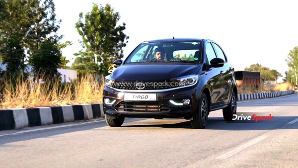 Tata Tiago CNG Review: अब सीएनजी और पेट्रोल एक ही कार में, जानें कैसी है परफॉर्मेंस