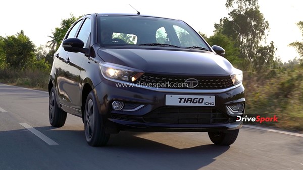Tata Tiago CNG Review: अब सीएनजी और पेट्रोल एक ही कार में, जानें कैसी है परफॉर्मेंस