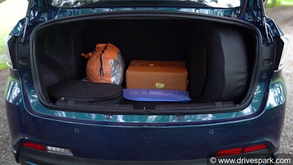 इलेक्ट्रिक कार से चाहिए ज्यादा रेंज तो इन गलतियों से रहें सावधान, जानें जरूरी टिप्स