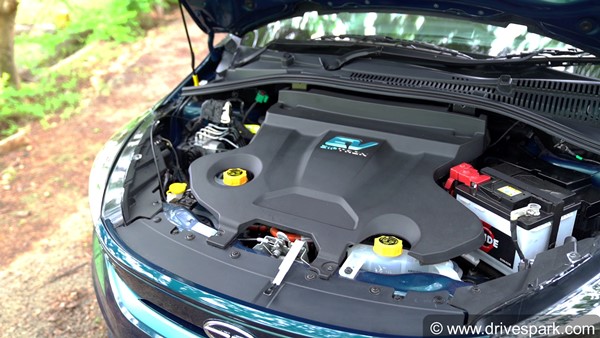 Connected Cars और उनकी Internet जरूरतें: क्या तेज और ज्यादा सुरक्षित इंटरनेट तकनीक की जरूरत है?