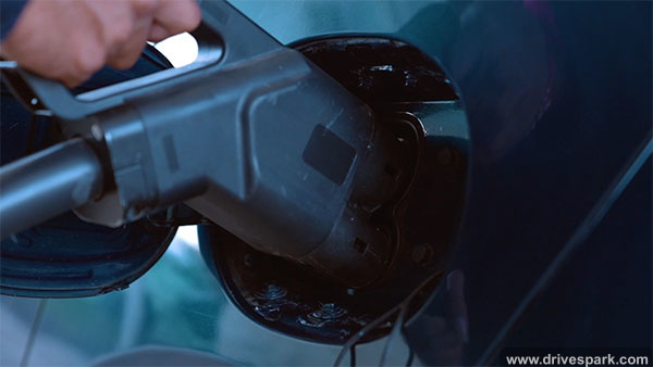 Connected Cars और उनकी Internet जरूरतें: क्या तेज और ज्यादा सुरक्षित इंटरनेट तकनीक की जरूरत है?