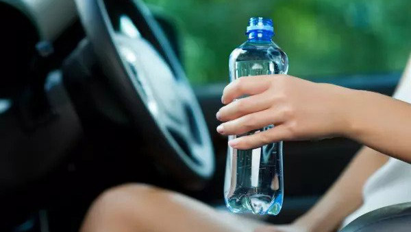 कहीं आप भी तो नहीं छोड़ते अपनी कार में पानी की बोतल? अगर हां, तो हो सकता है बेहद खतरनाक