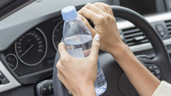 कहीं आप भी तो नहीं छोड़ते अपनी कार में पानी की बोतल? अगर हां, तो हो सकता है बेहद खतरनाक