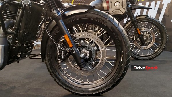 Yezdi Bikes First Look Review: कैसी लगती है येज्दी की रोडस्टर, स्क्रैम्ब्लर व एडवेंचर बाइक्स? जानें