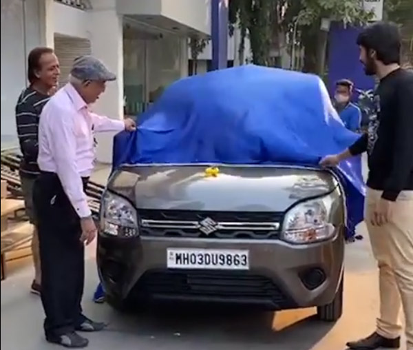 सपनों की उम्र नहीं होती, इस बुजुर्ग व्यक्ति ने 83 साल की उम्र में खरीदी अपनी पहली कार