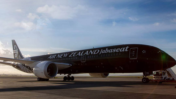 कमर्शियल Airplane पर क्यों नहीं किया जाता है काले रंग का पेंट, जानिए क्या है वजह कमर्शियल Airplane पर क्यों नहीं किया जाता है काले रंग का पेंट, जानिए क्या है वजह