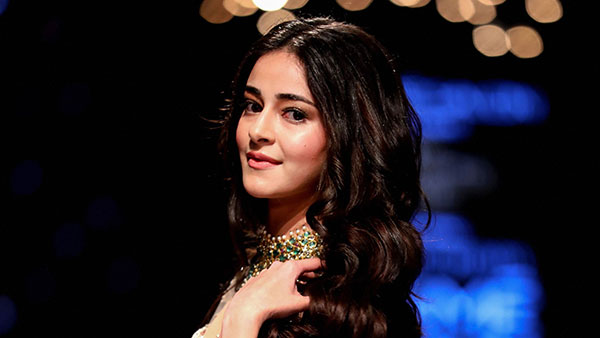 Bollywood एक्ट्रेस Ananya Pandey रैप की हुई Range Rover Sport में आईं नजर, दिखने में है शानदार Bollywood एक्ट्रेस Ananya Pandey रैप की हुई Range Rover Sport में आईं नजर, दिखने में है शानदार