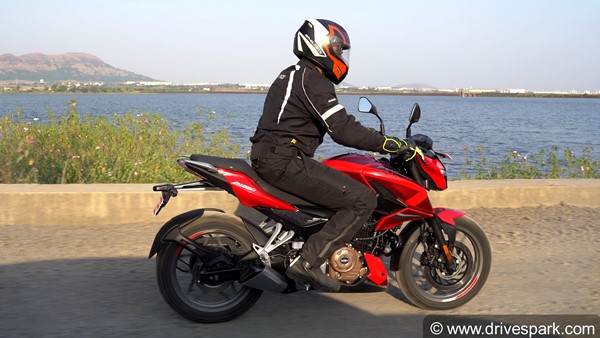 Bajaj Pulsar 250 मोटरसाइकिलों की कीमतें बढ़ीं, अब खर्च करने होंगे इतने रुपये
