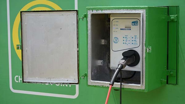 दिल्ली सरकार ने स्थापित किया पहला प्राइवेट EV चार्जर, सिंगल-विंडो फेसेलिटी के तहत हुआ काम