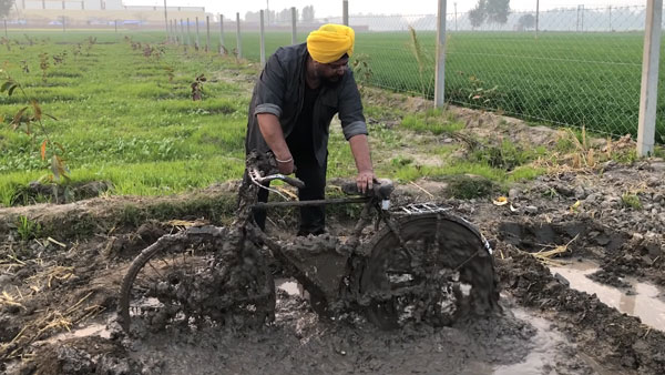 साइकिल को इलेक्ट्रिक साइकिल में बदलेगा ये काॅम्पैक्ट डिवाइस, आनंद महिंद्रा ने की तारीफ साइकिल को इलेक्ट्रिक साइकिल में बदलेगा ये काॅम्पैक्ट डिवाइस, आनंद महिंद्रा ने की तारीफ