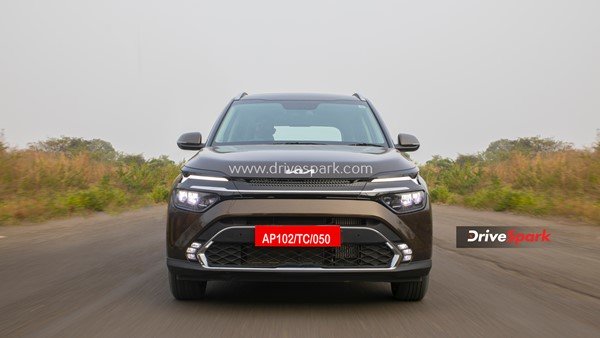 Top Car News of The Week: कैरंस लॉन्च डेट, ऑडी क्यू7 लॉन्च, टोयोटा हाईलक्स बुकिंग बंद, स्कोडा कोडिएक बिकी