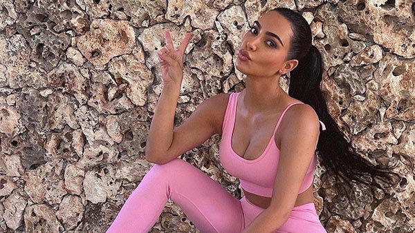 Kim Kardashian ने अपनी हवेली के हिसाब से पेंट कराईं कारें, 75 लाख रुपये कर दिए खर्च Kim Kardashian ने अपनी हवेली के हिसाब से पेंट कराईं कारें, 75 लाख रुपये कर दिए खर्च