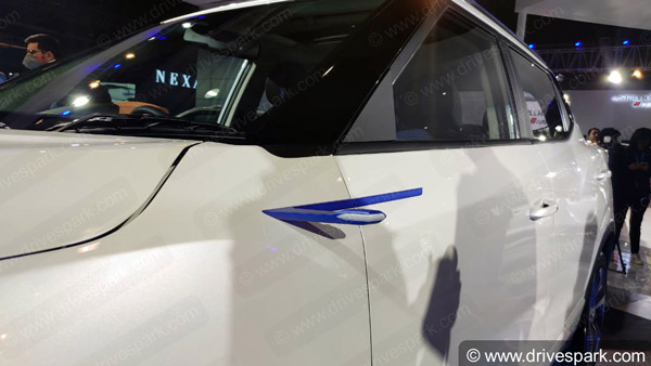 हो जाएं तैयार! इलेक्ट्रिक अवतार में जल्द आ रही है महिंद्रा की XUV300 SUV