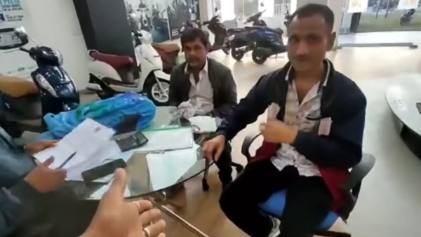बोरी भर सिक्कों से स्कूटर खरीदने पहुंचा यह व्यक्ति, 22,000 की की डाउनपेमेंट