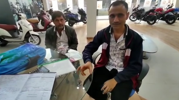 बोरी भर सिक्कों से स्कूटर खरीदने पहुंचा यह व्यक्ति, 22,000 की की डाउनपेमेंट