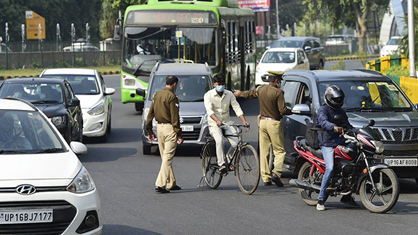 दिल्ली में अकेले कार चलाते समय मास्क पहनना नहीं होगा अनिवार्य, हाई कोर्ट ने कहा सरकार का बेतुका नियम