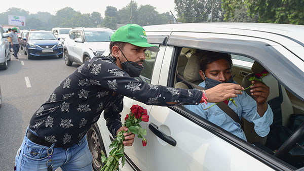 दिल्ली में अकेले कार चलाते समय मास्क पहनना नहीं होगा अनिवार्य, हाई कोर्ट ने कहा सरकार का बेतुका नियम