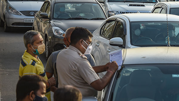 दिल्ली में अकेले कार चलाते समय मास्क पहनना नहीं होगा अनिवार्य, हाई कोर्ट ने कहा सरकार का बेतुका नियम