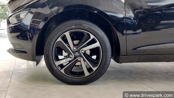 Tata Altroz को भारतीय बाजार में पूरे हुए दो साल, डार्क एडिशन अब XT और XZ+ वैरिएंट में भी उपलब्ध