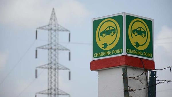 Tata Power और Apollo Tyres मिलकर स्थापित करेंगे EV चार्जिंग स्टेशन, दोनों कंपनियों ने की साझेदारी