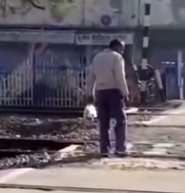 ‘कचौड़ी’ लेने के लिए रेलवे क्रॉसिंग पर लोको पायलट ने रोक दी ट्रेन और फिर हुआ कुछ ऐसा