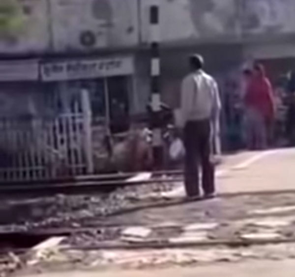 ‘कचौड़ी’ लेने के लिए रेलवे क्रॉसिंग पर लोको पायलट ने रोक दी ट्रेन और फिर हुआ कुछ ऐसा