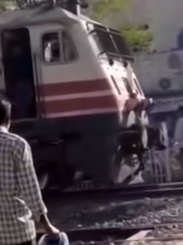 ‘कचौड़ी’ लेने के लिए रेलवे क्रॉसिंग पर लोको पायलट ने रोक दी ट्रेन और फिर हुआ कुछ ऐसा