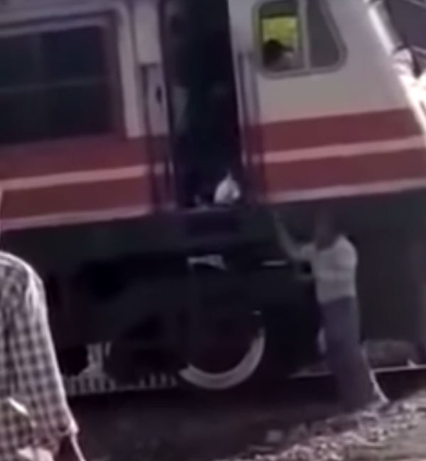 ‘कचौड़ी’ लेने के लिए रेलवे क्रॉसिंग पर लोको पायलट ने रोक दी ट्रेन और फिर हुआ कुछ ऐसा