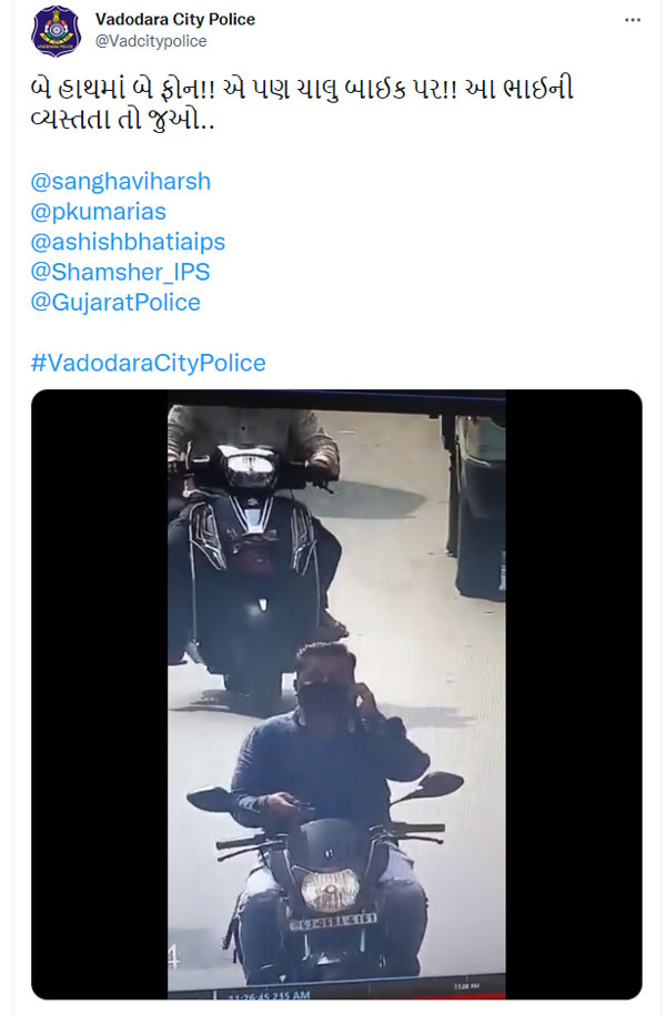 दो मोबाइल फोन लेकर कर रहा था बाइक की सवारी, पुलिस ने काटा चालान दो मोबाइल फोन लेकर कर रहा था बाइक की सवारी, पुलिस ने काटा चालान