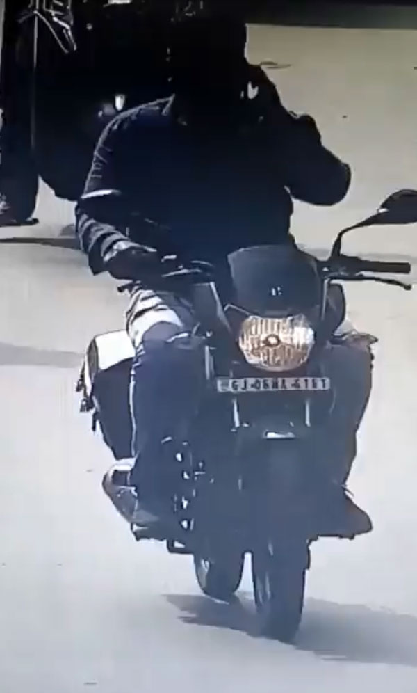 दो मोबाइल फोन लेकर कर रहा था बाइक की सवारी, पुलिस ने काटा चालान दो मोबाइल फोन लेकर कर रहा था बाइक की सवारी, पुलिस ने काटा चालान