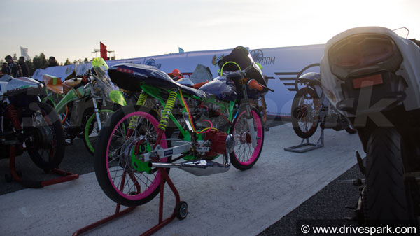 2022 के लिए VROOM Drag रेस आई वापस: जानें भारत में सबसे बड़े ड्रैग मीट के बारे में 2022 के लिए VROOM Drag रेस आई वापस: जानें भारत में सबसे बड़े ड्रैग मीट के बारे में