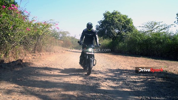 Yezdi Roadster Review: बेहतर क्रूजिंग और प्राइस के साथ कितनी फिट हैं यह मोटरसाइकिल, जानें