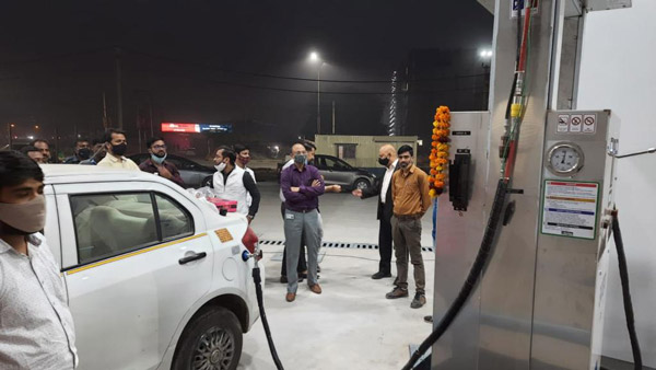 Adani Total Gas पूरे भारत में लगाएगी 1,500 चार्जिंग स्टेशन, कंपनी ने तैयार की योजना