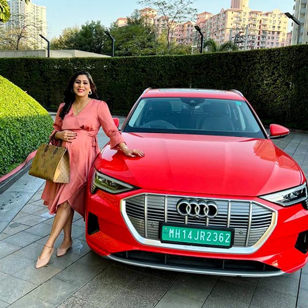 शार्क टैंक इंडिया वाली Ghazal Alagh ने खरीदी Audi e-Tron SUV, सोशल मीडिया पर साझा की तस्वीरें शार्क टैंक इंडिया वाली Ghazal Alagh ने खरीदी Audi e-Tron SUV, सोशल मीडिया पर साझा की तस्वीरें