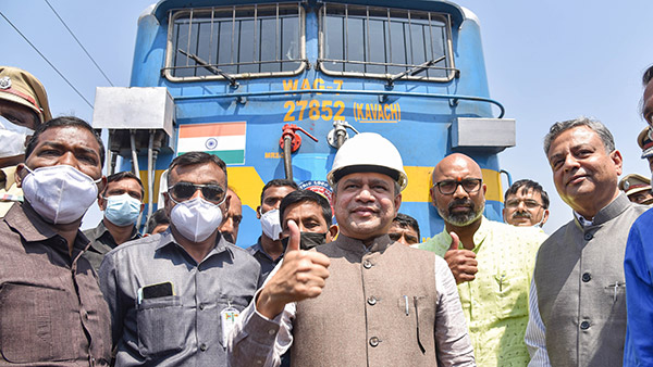 भारतीय रेलवे के ‘कवच’ का हुआ सफल परीक्षण, ट्रेनों को आमने-सामने के टक्कर से रोका