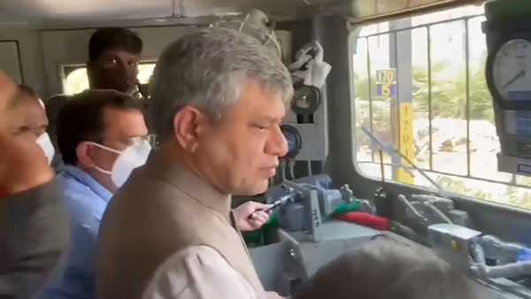 भारतीय रेलवे के ‘कवच’ का हुआ सफल परीक्षण, ट्रेनों को आमने-सामने के टक्कर से रोका