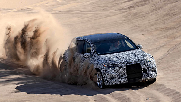 Mercedes EQS SUV को 19 अप्रैल को किया जाएगा पेश, इंटीरियर की जानकारी आई सामने