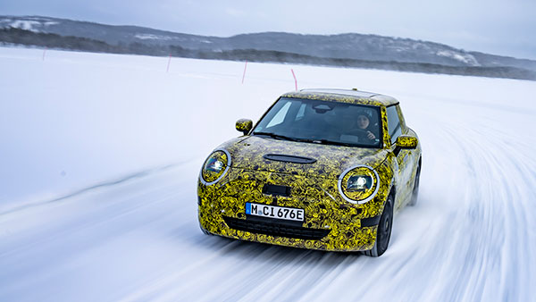 नेक्स्ट-जनरेशन MINI Cooper SE पर चल रहा है काम, कंपनी ने जारी किया टीजर