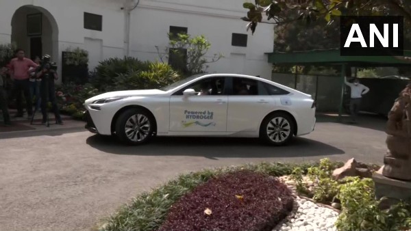 परिवहन मंत्री नितिन गडकरी हाइड्रोजन से चलने वाली कार से पहुंचे संसद, जानें इस कार की खूबियां
