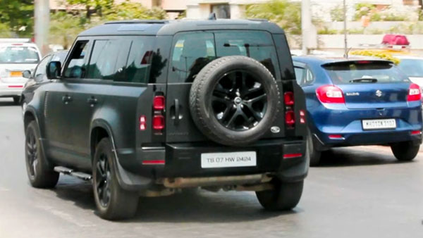 Land Rover Defender 110 की सवारी करते दिखे अभिनेता Prakash Raj, नए शेड में कराया है रैप