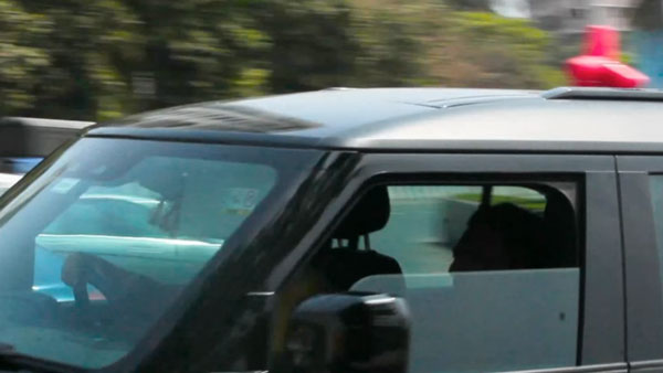 Land Rover Defender 110 की सवारी करते दिखे अभिनेता Prakash Raj, नए शेड में कराया है रैप