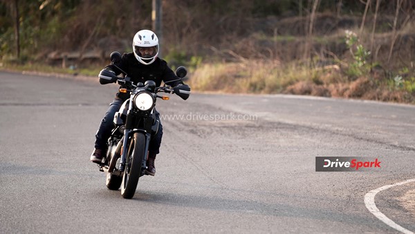 Royal Enfield Scram 411 Review: चलाने में कैसी यह नई स्क्रैम्ब्लर बाइक? क्या भारतीय ग्राहकों को आएगी पसंद?