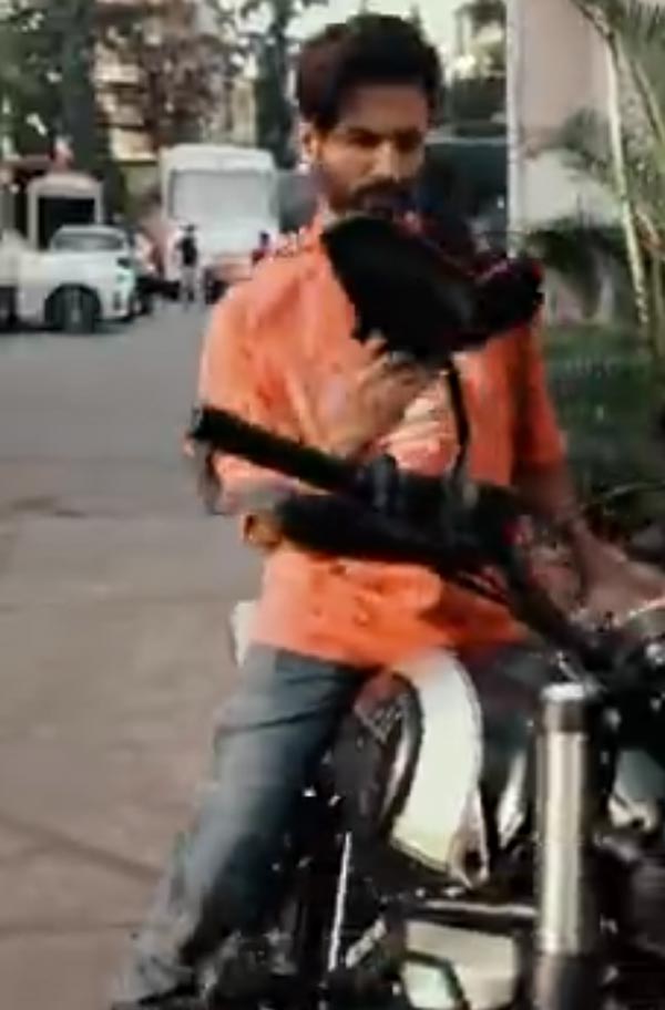 बॉलीवुड एक्टर Shahid Kapoor ने खरीदी Ducati Scrambler 1100 Special, शेयर की तस्वीरें