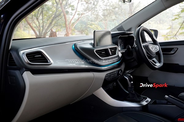 Tata Altroz DCA Review: डिजाईन, फीचर्स, 6-स्पीड DCT, परफॉर्मेंस, इंजन, वैरिएंट जानकारी