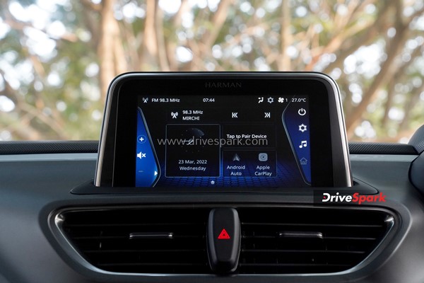 Tata Altroz DCA Review: डिजाईन, फीचर्स, 6-स्पीड DCT, परफॉर्मेंस, इंजन, वैरिएंट जानकारी