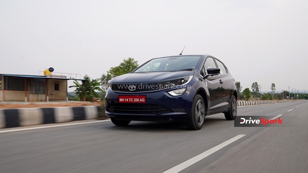 Tata Altroz DCA Review: डिजाईन, फीचर्स, 6-स्पीड DCT, परफॉर्मेंस, इंजन, वैरिएंट जानकारी