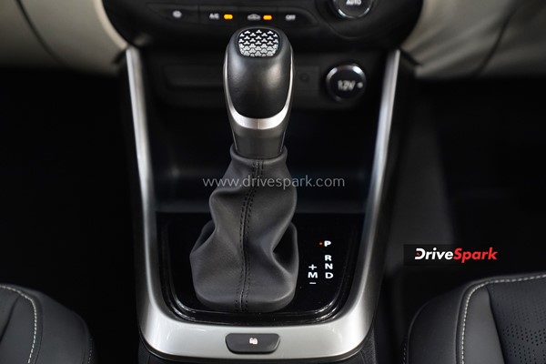 Tata Altroz DCA Review: डिजाईन, फीचर्स, 6-स्पीड DCT, परफॉर्मेंस, इंजन, वैरिएंट जानकारी