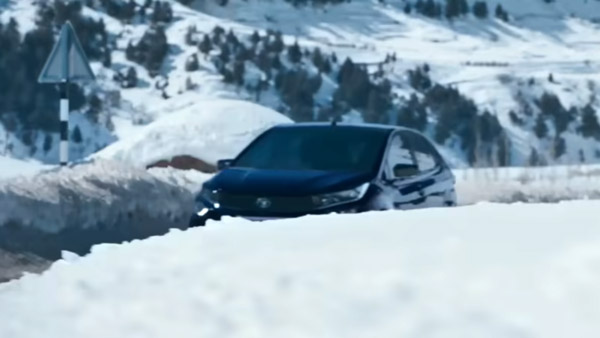 Tata Altroz DCA नए ब्लू रंग में बर्फ में चलती हुई आई नजर, देखें नया वीडियो